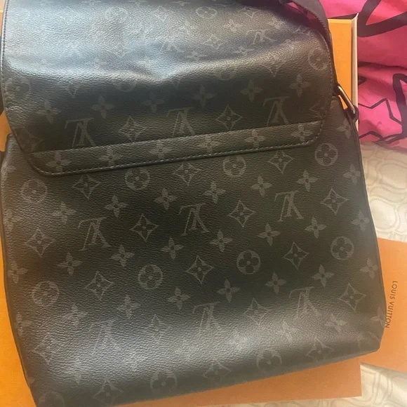AUTHENTIC LOUIS VUITTON MESSENGER BAG. BARLY WORN IN GREAT CONDITION